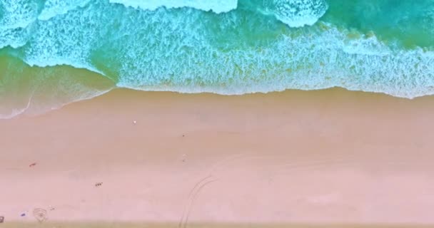 Beyaz Köpük Dalgalar Yeşil Denizde Dalgalar Beyaz Kumsalda Dalgalar Dalgalar — Stok video