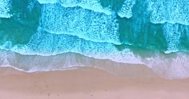 Flygfoto Över Vita Skummande Vågor Det Gröna Havet Klappning Sandstranden — Stockvideo