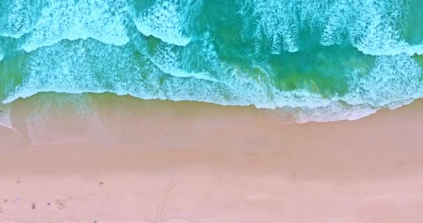 Yeşil Denizdeki Beyaz Köpüklü Dalgaların Kumsalda Yuvarlanışının Havadan Görüntüsü Nanılmaz — Stok video