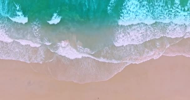 Yeşil Denizdeki Beyaz Köpüklü Dalgaların Kumsalda Yuvarlanışının Havadan Görüntüsü Nanılmaz — Stok video