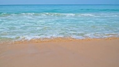 Kumsalda yuvarlanan köpüklü dalgaların görüntüsü. İnanılmaz bir kıyı geçmişi var. Kata Sahili, Phuket, Tayland