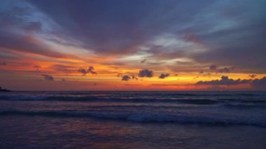 .Gökyüzündeki güzel bulutlar tatlı günbatımında garip görünüyor. Hava manzarası... güneş güzel akşam gökyüzünde parlıyor... gökyüzünde akşam denizin üstünde renkli bulutlar... gökyüzü dokusu..