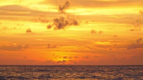 Pohled Barevné Mraky Ohromující Západu Slunce Oblohy Nad Oceánem Thajsko — Stock video