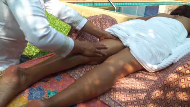 Жінка Зручно Лежить Біля Басейну Дозволяючи Масажувати Тіло Масажним Маслом — стокове відео