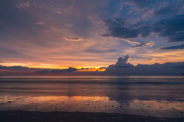 Karon sahilinde romantik bir gün batımı. Soyut doğa arkaplanı