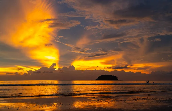 日没の雲を通して驚くべき黄金の光 カラフルなロマンチックな空と海岸 — ストック写真