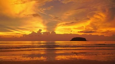 Kata Sahili, Phuket, Tayland 'da okyanusun üzerinde güzel altın gün batımı videosu.