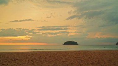 Kata Sahili, Phuket, Tayland 'da okyanusun üzerinde güzel altın gün batımı videosu.