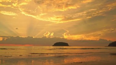 Kata Sahili, Phuket, Tayland 'da okyanusun üzerinde güzel altın gün batımı videosu.