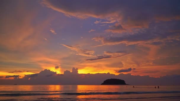 Vídeo Hermosa Puesta Sol Dorada Sobre Océano Playa Kata Phuket — Vídeo de stock
