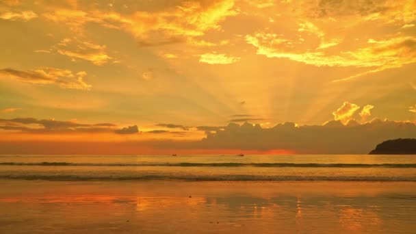 Видео Красивого Золотого Заката Над Океаном Пляже Ката Пхукет Таиланд — стоковое видео
