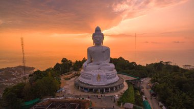 Renkli gündoğumu gökyüzünün havadan görünüşü, arka planda Büyük Buda heykeli ve okyanus. Phuket, Tayland