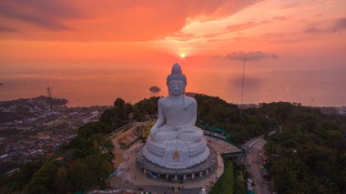 Renkli gündoğumu gökyüzünün havadan görünüşü, arka planda Büyük Buda heykeli ve okyanus. Phuket, Tayland