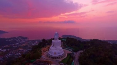 Pembe günbatımı gökyüzü ve Phuket Büyük Buda 'nın hava manzarası. Phuket, Tayland