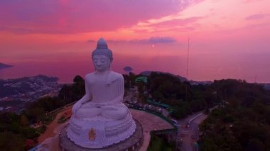 Pembe günbatımı gökyüzü ve Phuket Büyük Buda 'nın hava manzarası. Phuket, Tayland