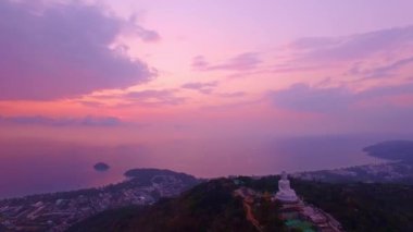 Pembe günbatımı gökyüzü ve Phuket Büyük Buda 'nın hava manzarası. Phuket, Tayland