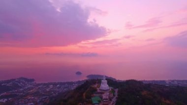 Pembe günbatımı gökyüzü ve Phuket Büyük Buda 'nın hava manzarası. Phuket, Tayland