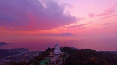 Pembe günbatımı gökyüzü ve Phuket Büyük Buda 'nın hava manzarası. Phuket, Tayland