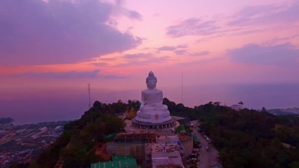 Vista Aérea Del Cielo Rosado Atardecer Del Gran Buda Phuket — Vídeo de stock
