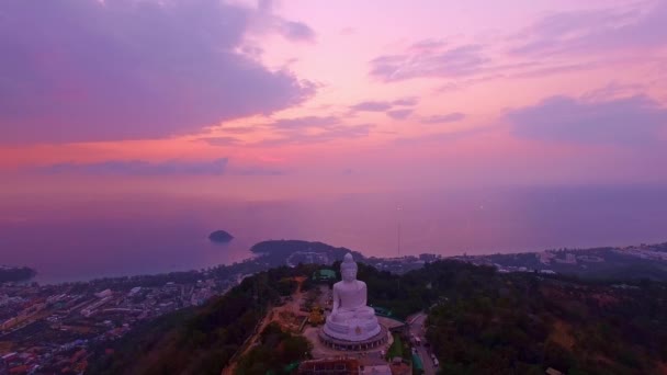 Воздушный Вид Розового Неба Заката Большого Будды Пхукета Пхукет Таиланд — стоковое видео