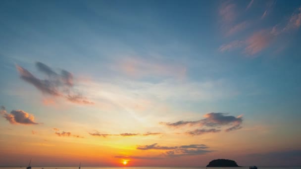 カタビーチ プーケット タイの海の上の美しい黄金の日没のタイムラウンドビデオ — ストック動画