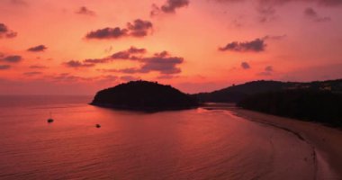 Layan sahilinde, Phuket, Tayland 'da güzel pembe günbatımı videosu.