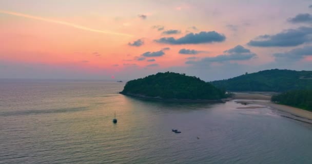 Lapso Tiempo Vídeo Hermosa Puesta Sol Rosa Sobre Océano Playa — Vídeo de stock