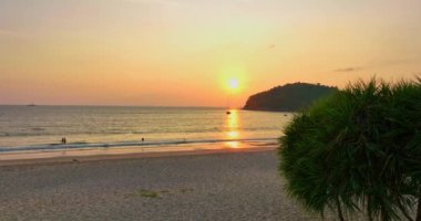 Okyanusun üstünde, Kala adasında, Layan sahilinde, Tayland 'da gün batımının inanılmaz videosu. 