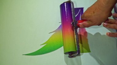 .Renk kombinasyonları paten sürme tekniği kullanılarak basım mürekkebinin renklerinin kombinasyonu böylece renkler birlikte kayar..