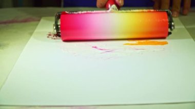 Renk kombinasyonları paten sürme tekniği kullanarak mürekkep yazdırma renklerinin kombinasyonunu kullanarak renklerin birbirine kaymasını sağlar. Grafik sanatları yaratmak için yazdırma mürekkebini kullanmak.