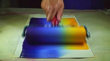Renk kombinasyonları paten sürme tekniği kullanarak mürekkep yazdırma renklerinin kombinasyonunu kullanarak renklerin birbirine kaymasını sağlar. Grafik sanatları yaratmak için yazdırma mürekkebini kullanmak.