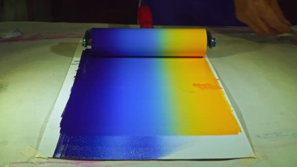 기술을 사용하여 색깔이 미끄러지다 그래야 잉크의 색깔의 잉크에 롤러를 사용하여 — 비디오