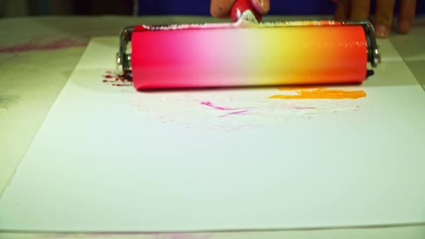 采用滚筒滚压工艺的颜色组合印刷油墨的颜色组合 使颜色滑动到一起 用胶辊在油墨上创作图形艺术 — 图库视频影像