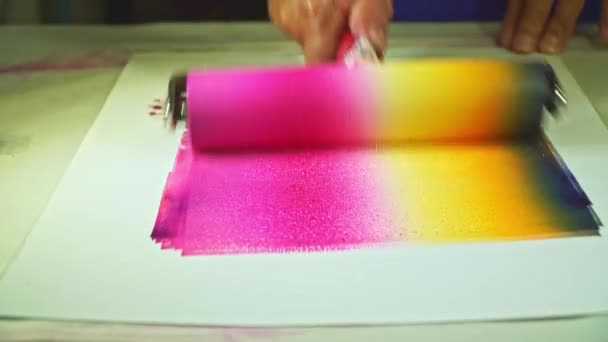 ローラー圧延技術を使用した色の組み合わせ 色が一緒に滑るように印刷インクの色の組み合わせ 印刷インクにローラーを使用してグラフィックアートを作成 — ストック動画