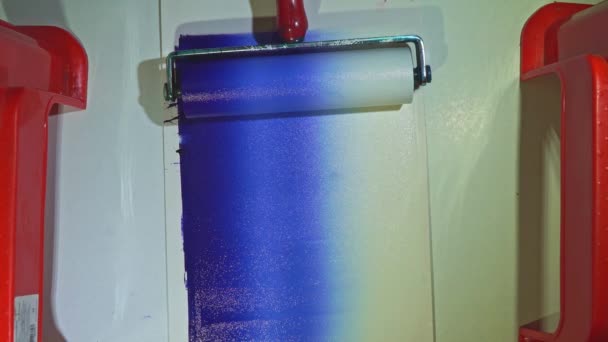 采用滚筒滚压工艺的颜色组合印刷油墨的颜色组合 使颜色滑动到一起 用胶辊在油墨上创作图形艺术 — 图库视频影像