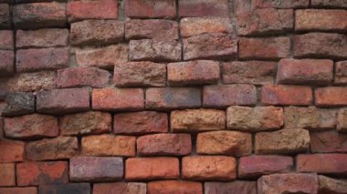 .Meru Brahmathat. Bu bina Prasat Phimai 'nin 100 metre güneydoğusunda yer almaktadır. - Doğu tepeciğinde duran büyük tuğla çedi..