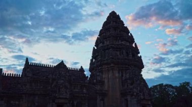 Phimai Sığınağı 'nın muhteşem manzarası. Yan taştan yapılmış kalenin kapısı. Prasat Hin Phimai, Tayland Tarihi Parkı
