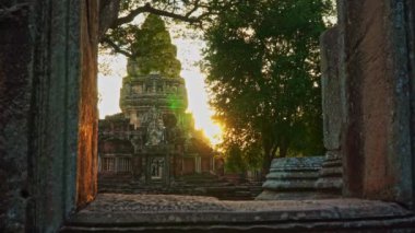 Phimai Sığınağı 'nın muhteşem manzarası. Yan taştan yapılmış kalenin kapısı. Prasat Hin Phimai, Tayland Tarihi Parkı