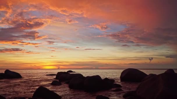 Экзотическое Красочное Небо Закате Пляже Ката Пхукет Таиланд Градиентный Цвет — стоковое видео