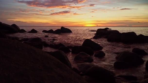 カタビーチ プーケット タイの日没時にエキゾチックなカラフルな空 グラデーションカラー 自然と旅行コンセプト — ストック動画