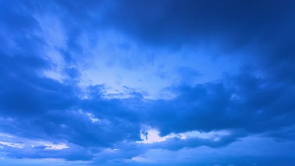 Drámai Égbolt Időugrása Napnyugtakor Kék Óra Színes Felhők Vonulnak Videofelhő — Stock videók
