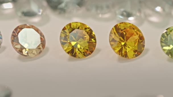 Kolorowe Kamienie Ułożone Rzędzie Przed Stos Białych Diamentów Lekki Wisiorek — Wideo stockowe