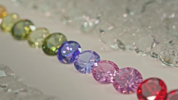 Gemas Coloridas São Dispostas Uma Fileira Frente Uma Pilha Diamantes — Vídeo de Stock