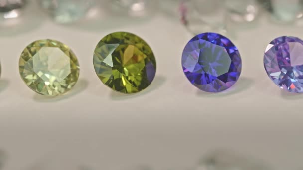 Gemas Colores Dispuestos Una Fila Delante Una Pila Diamantes Blancos — Vídeos de Stock