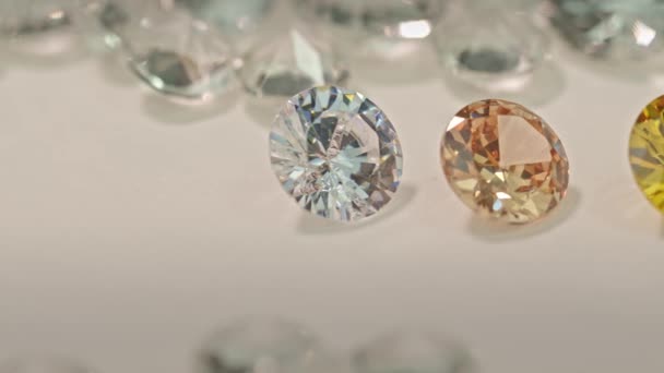 Gemas Colores Dispuestos Una Fila Delante Una Pila Diamantes Blancos — Vídeos de Stock