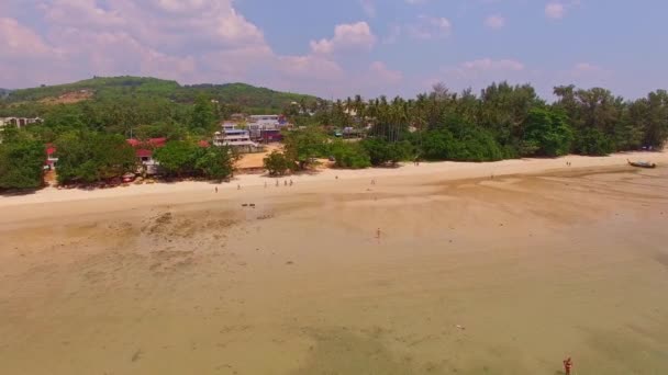 Αεροφωτογραφία Της Παραλίας Kwang Στην Πόλη Krabi Της Ταϊλάνδης Όμορφη — Αρχείο Βίντεο