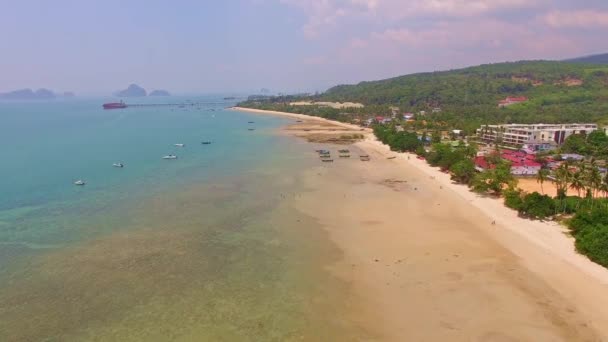 Luftaufnahme Blaues Meer Und Weißer Langer Strand Kwang Strand Krabi — Stockvideo