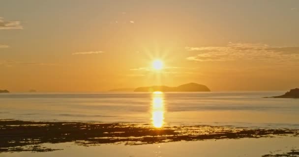 Αεροφωτογραφία Του Ουρανού Του Χρυσού Ηλιοβασιλέματος Πάνω Από Τον Ωκεανό — Αρχείο Βίντεο