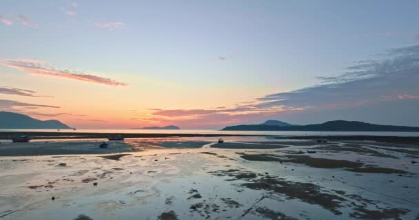 在泰国普吉岛的拉瓦伊海滩拍摄的令人惊奇的日出的时差视频 — 图库视频影像