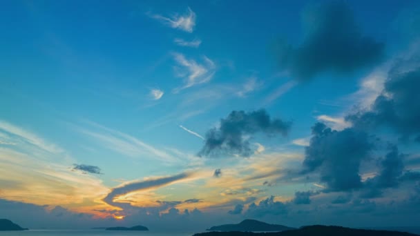 海の上の夕陽の空の美しい雲の空中観察 タイ王国 — ストック動画